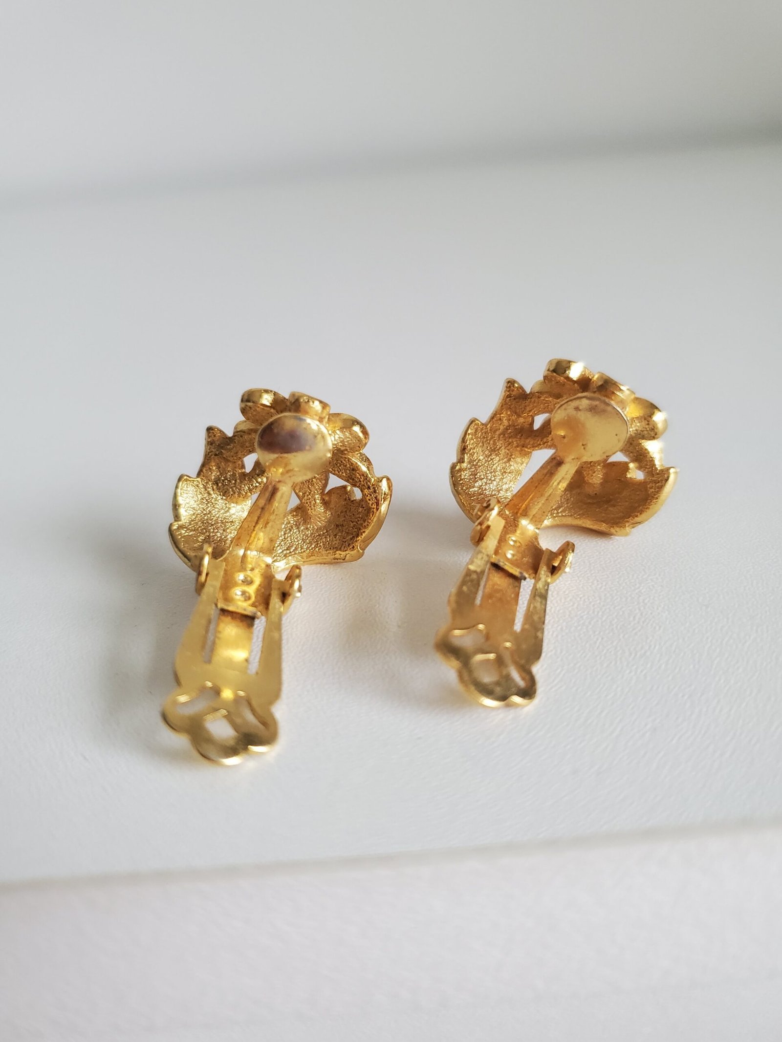 Boucles d'oreilles dorées à clips vintage motif fleur – Image 3