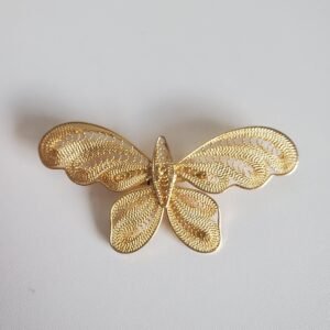 Broche vintage dorée en filigrane papillon