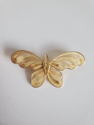 Broche vintage dorée en filigrane papillon