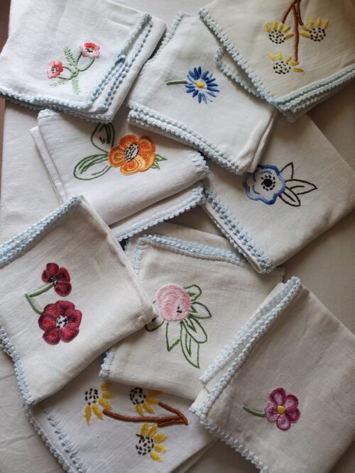Nappe brodC3A9e et 9 serviettes de table vintage scaled
