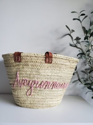 Panier marocain en osier tressé – anses en cuir – brodé "Aveyronnaise"