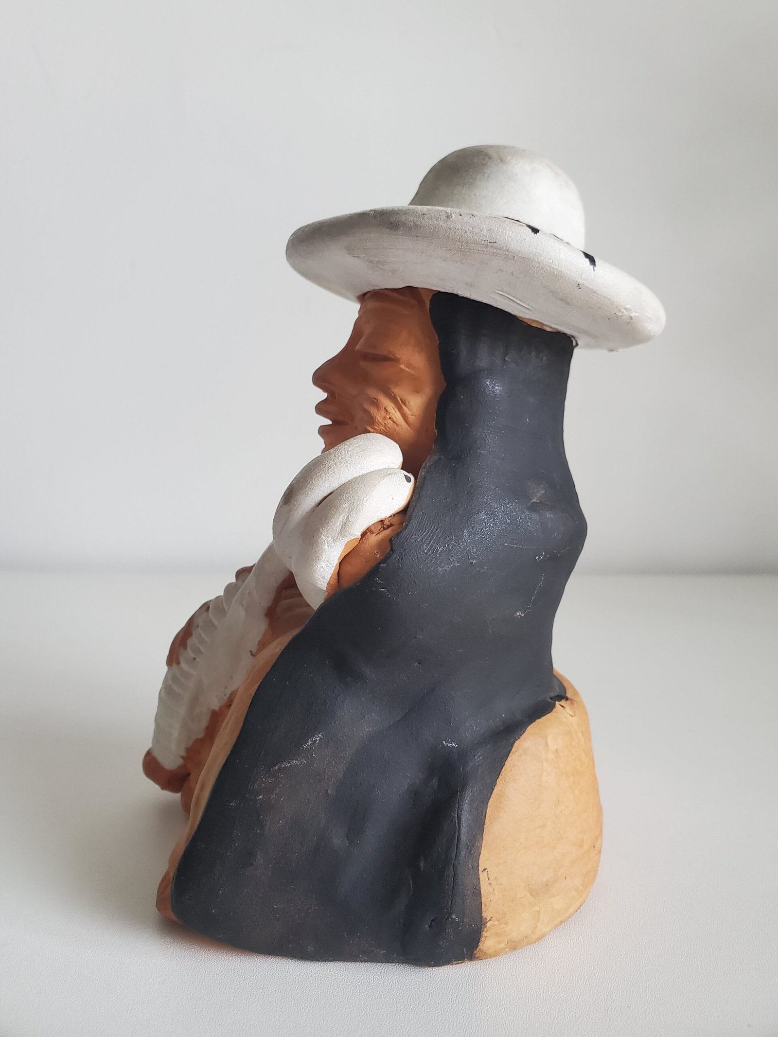Sculpture colombienne en terre cuite – Femme tissant la laine – Image 3