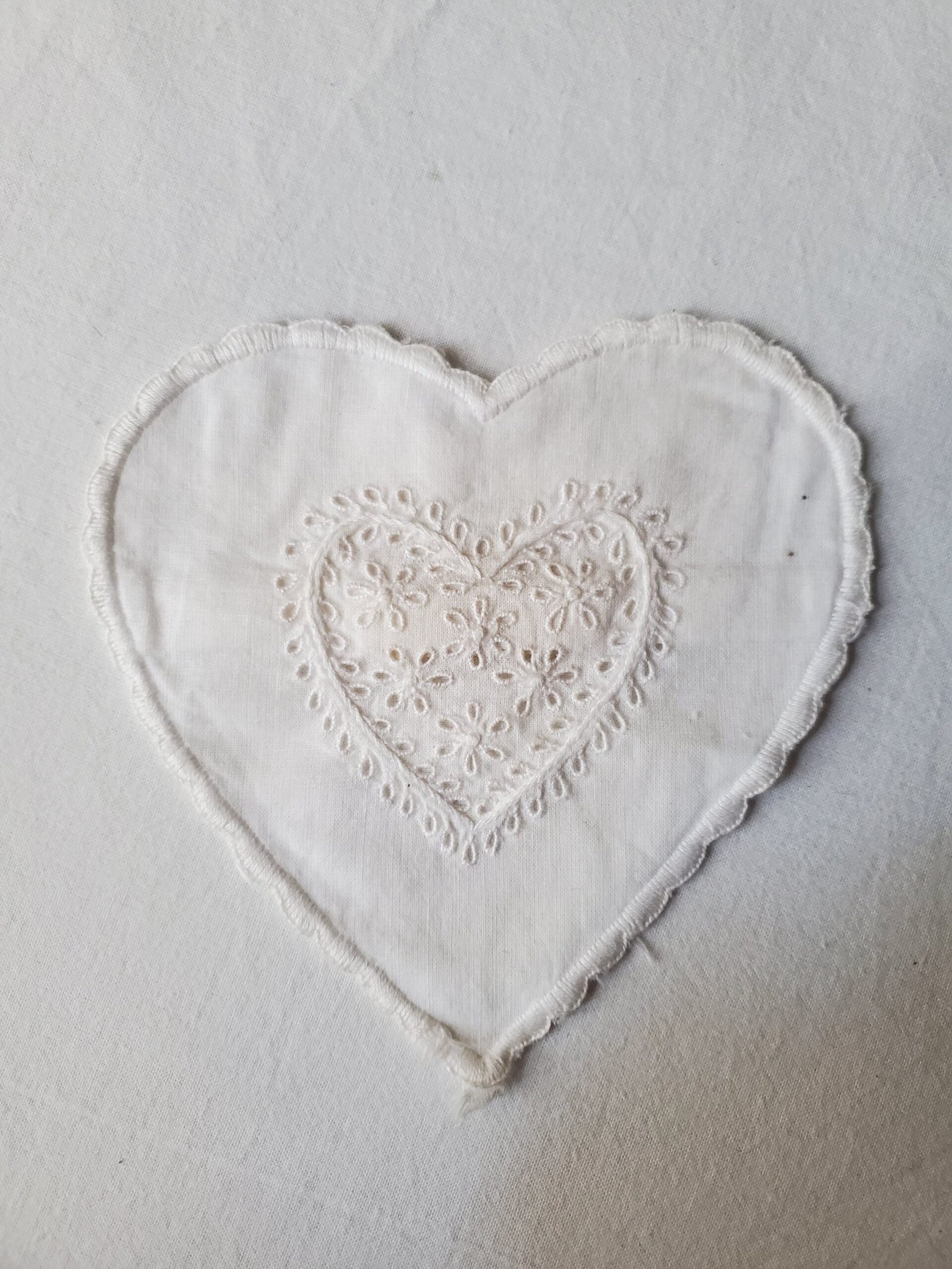 Mini housse de coussin cœur vintage en coton brodé