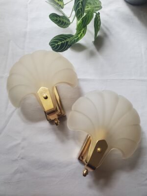 Paire d'appliques murales vintage coquillage en verre et laiton – objet vintage de décoration chiné par Maison Anouchka
