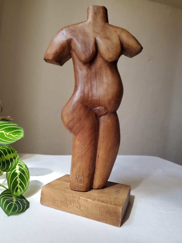 Sculpture bois torse fC3A9minin maison anouchka scaled