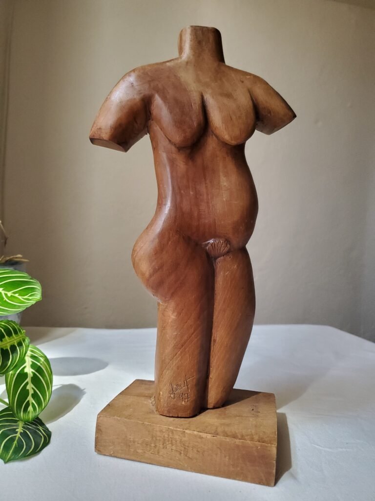 Sculpture bois torse fC3A9minin maison anouchka1 scaled