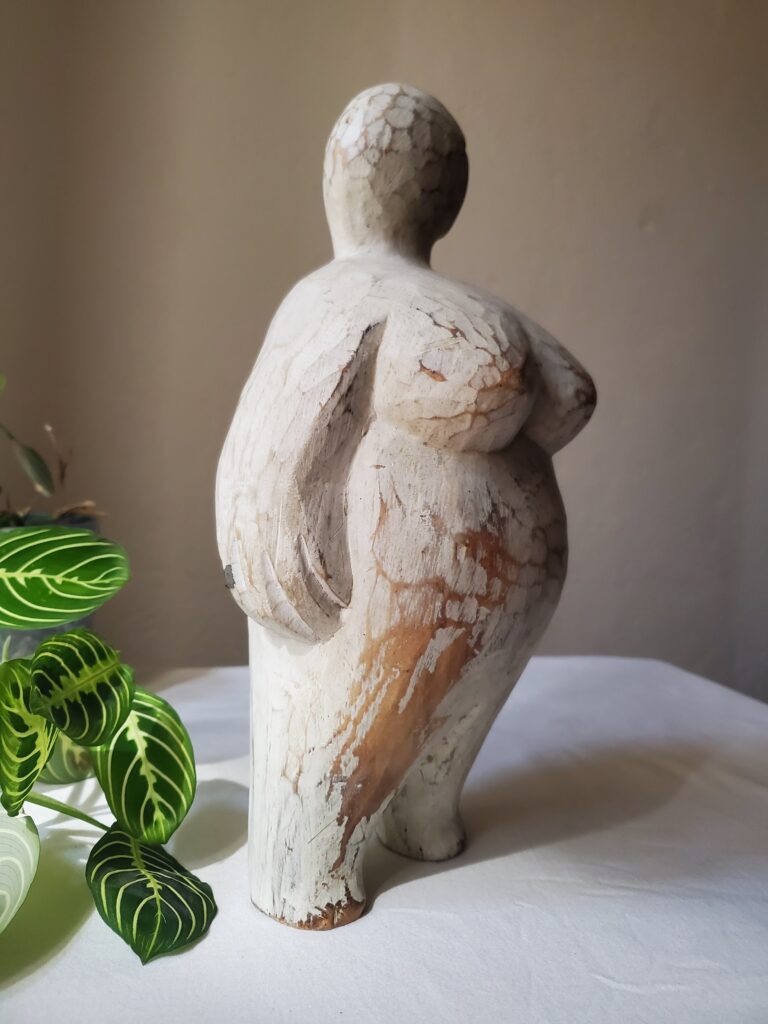 Sculpture en bois femme maison anouchka 3 scaled