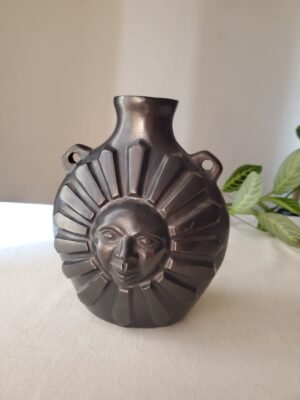 Vase mexicain en céramique noire soleil anthropomorphe