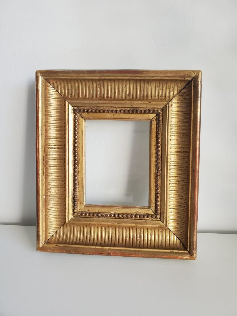 Cadre ancien a canaux en bois dore maison anouchka.jpg