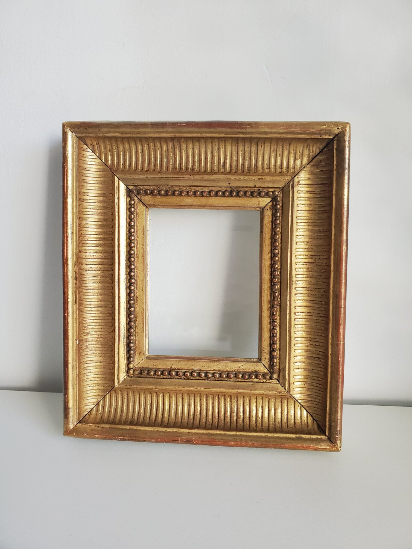 Cadre ancien a canaux en bois dore maison anouchka.jpg