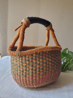Panier rond Bolga en fibres naturelles tressées – objet vintage de décoration chiné par Maison Anouchka