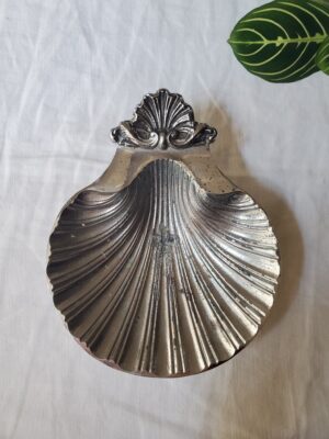 Porte-savon coquillage vintage en métal argenté – objet vintage de décoration chiné par Maison Anouchka