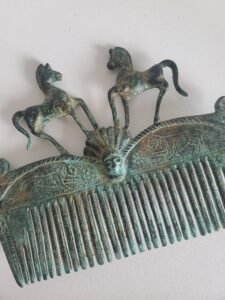 peigne romain bronze chevaux maison anouchka 1.jpg