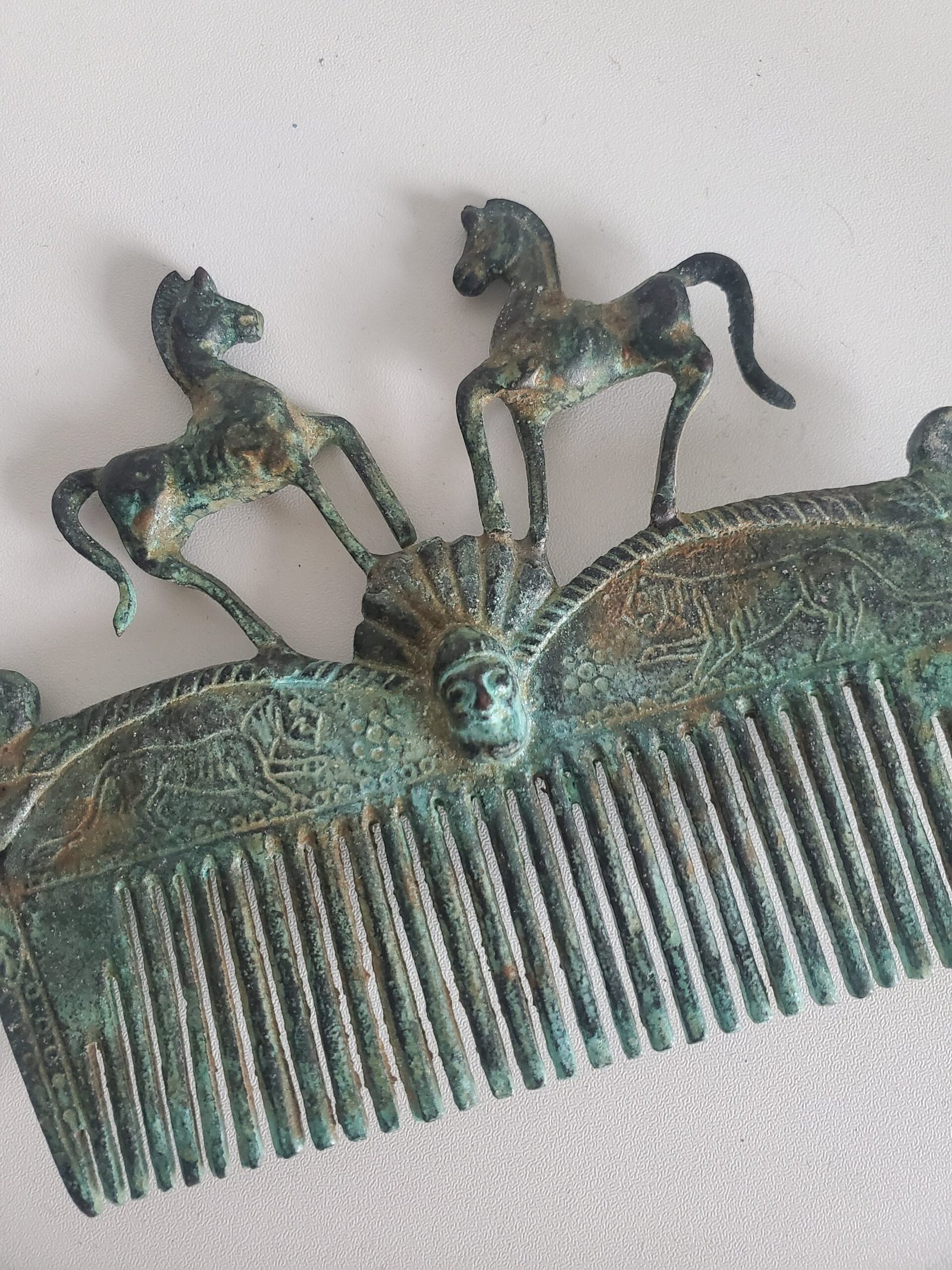 peigne romain bronze chevaux maison anouchka 1.jpg