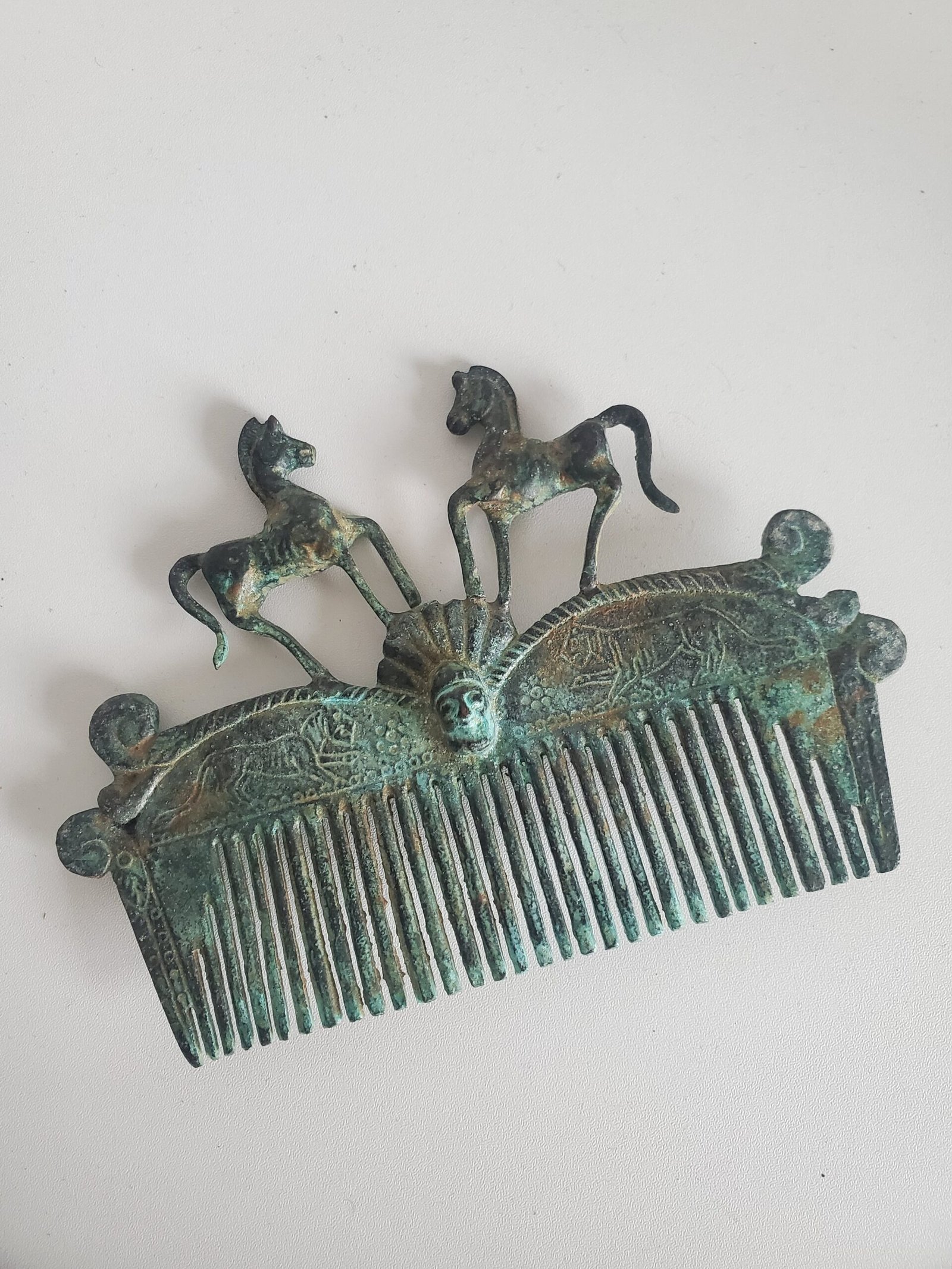 peigne romain bronze chevaux maison anouchka.jpg